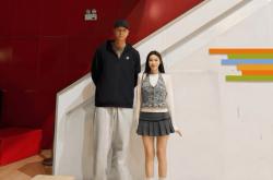 女网友(yǒu)社媒晒与易建联合照：支持中国男籃(lán)十几年 为国争光(guāng)的球员很光(guāng)荣