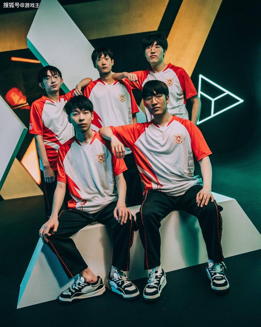 英雄联盟石油杯吕布战三英图火了，LPL最惨战队，迎战LCK最强上单