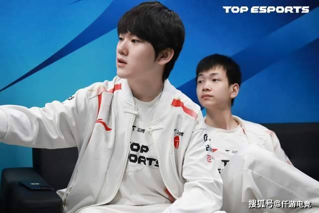 Faker出席续约仪式，不小心露出60W名表！JackeyLove透露退役时间