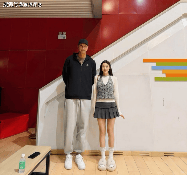 女网友社媒晒与易建联合照：支持中国男篮十几年 为国争光的球员很光荣