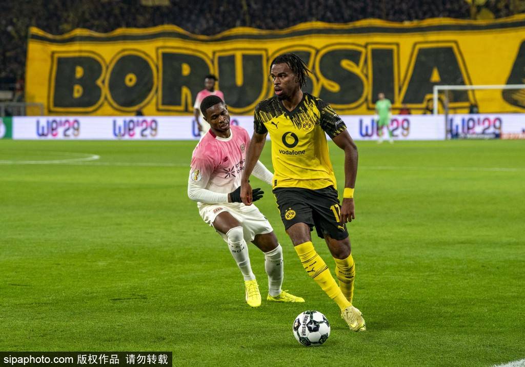 罗伊斯回归多特主场解说比赛！社媒热情欢迎：GOAT归来